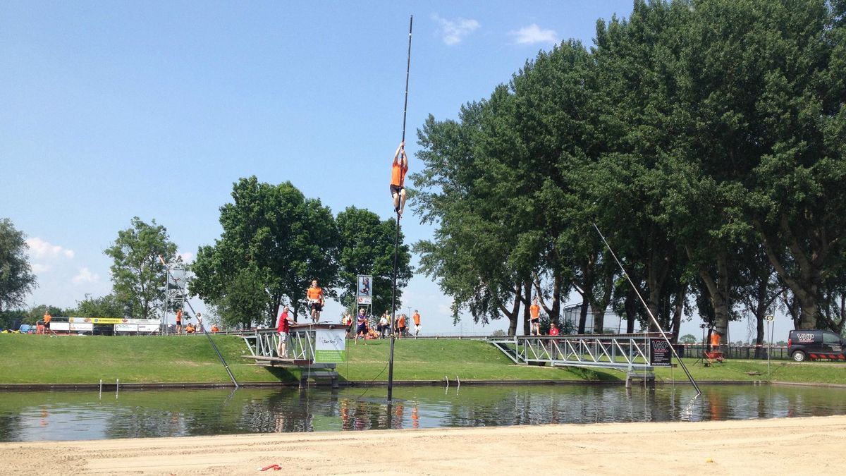Joriene Baas wint bij start fierljepseizoen in Linschoten