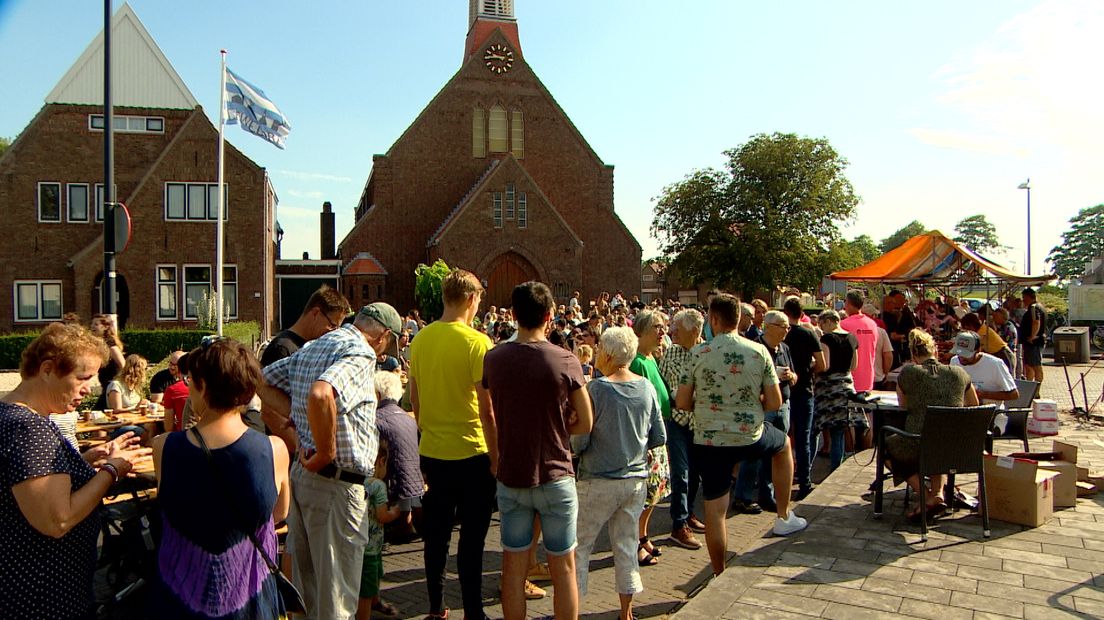 Het jongste dorp van Zeeland ontbijt samen op het Kerkplein