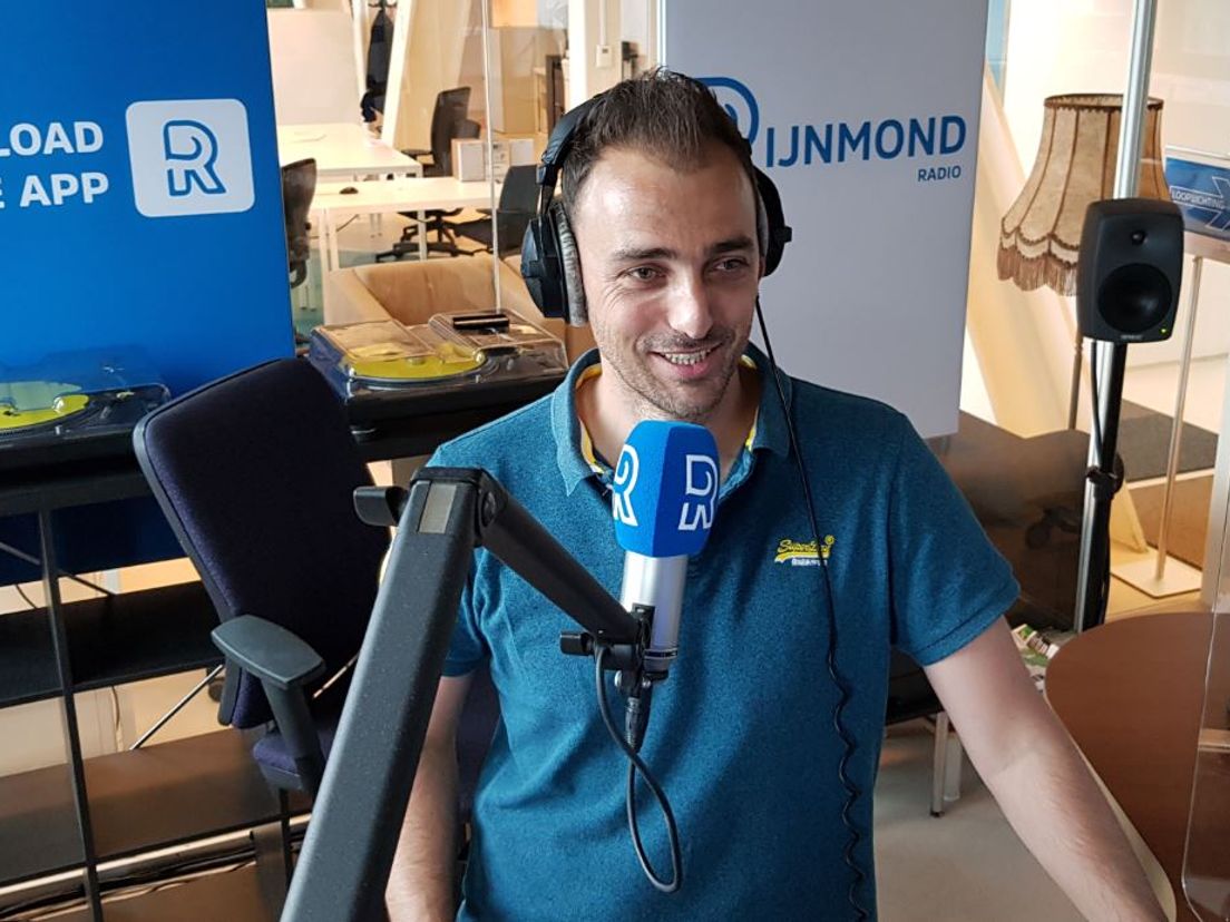 Presentator Dennis Kranenburg presenteert Radio Rijnmond Sport