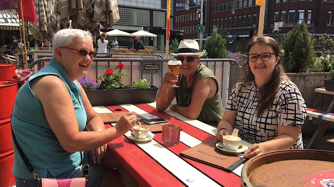 Ook de terrassen op de Grote Markt in Den Haag mogen weer open | Archief