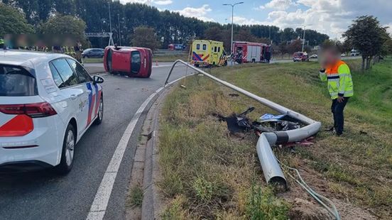 Politie stuit op partij cocaïne na achtervolging en botsing tegen lichtmast. Politie stuit op partij cocaïne na achtervolging en botsing tegen lichtmast.