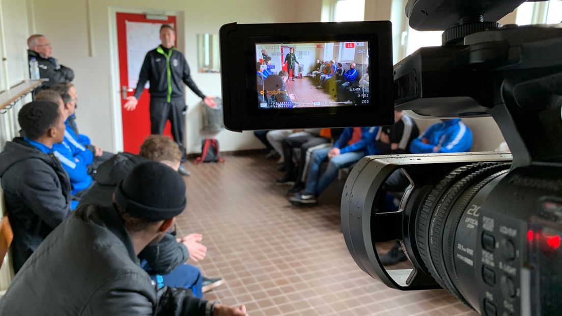 De camera is in Musselkanaal ook welkom in de kleedkamer (Rechten: RTV Drenthe/Stijn Steenhuis)