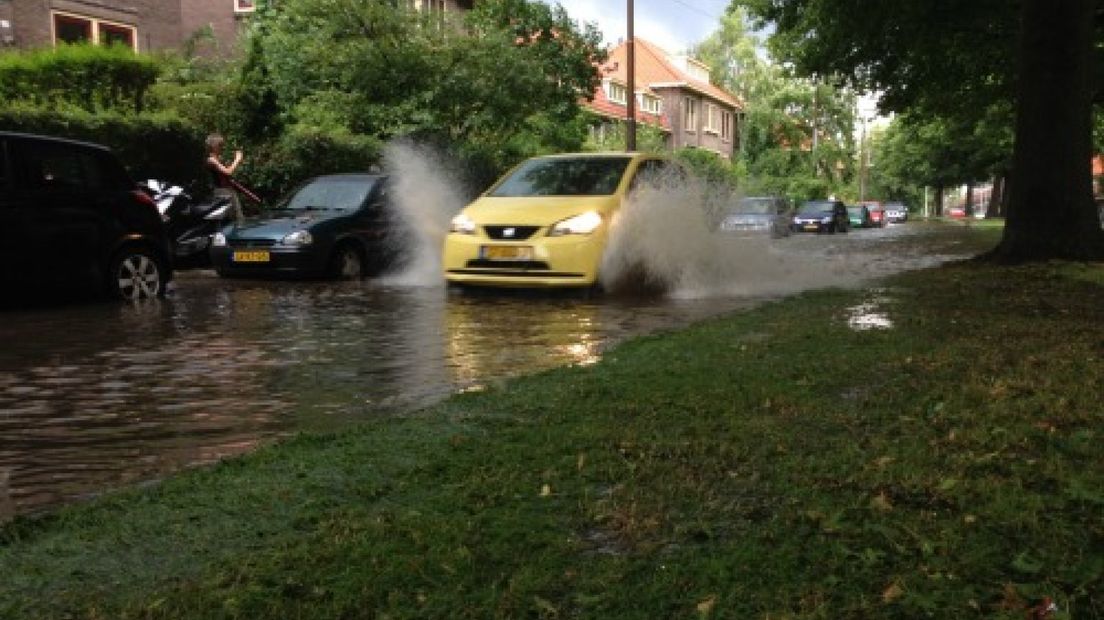 Diverse delen van Gelderland zijn maandag geteisterd door heftige regenval.