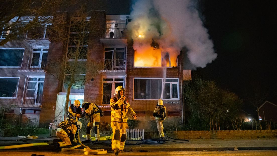Appartement in Deventer uitgebrand, meerdere bewoners van appartementencomplex kunnen niet thuis slapen