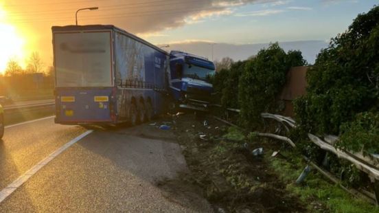 Verbindingsweg A12 uren afgesloten na ongeluk vrachtwagen: liters gelekte diesel en kapotte vangrail. Verbindingsweg A12 uren afgesloten na ongeluk vrachtwagen: liters gelekte diesel en kapotte vangrail.