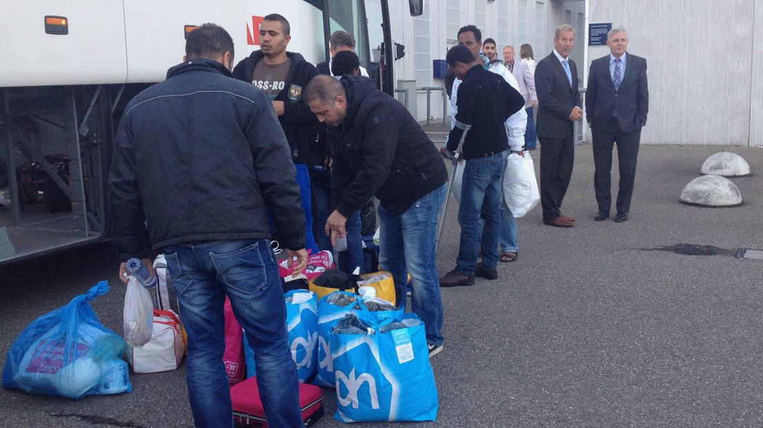 Archief: Vluchtelingen komen aan bij tijdelijke opvang in Alphen aan den Rijn