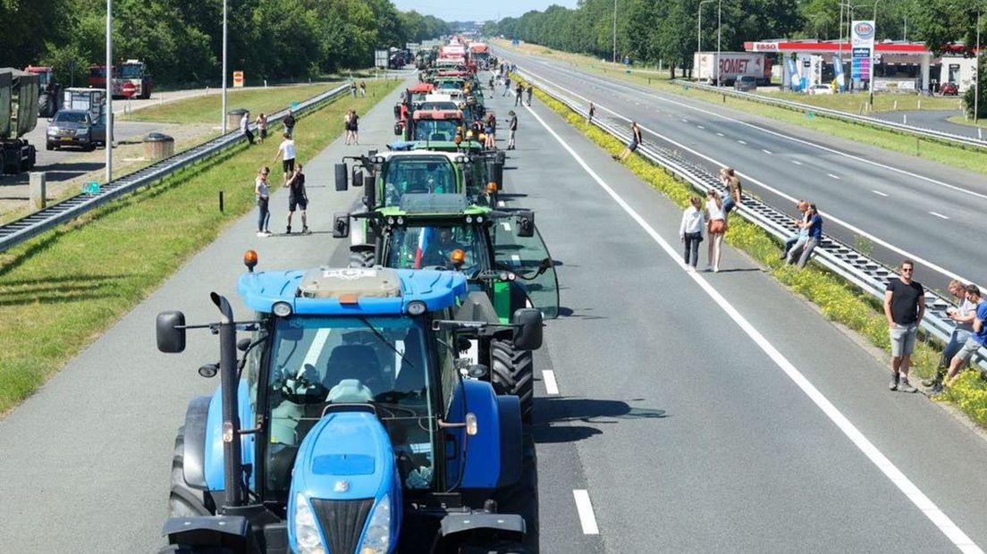 Een stoet trekkers op de A1