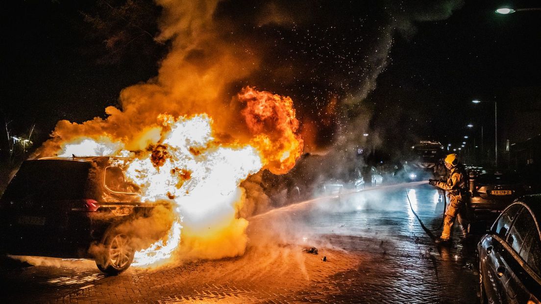 Auto in brand aan Kampioensingel