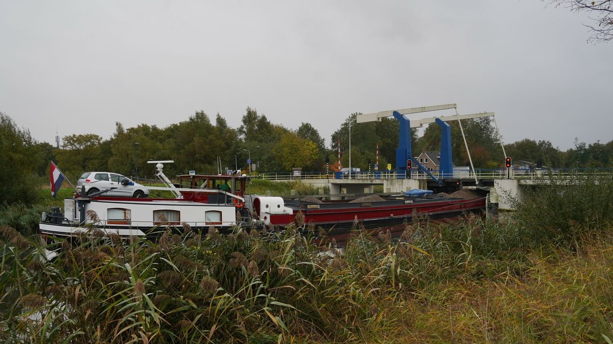 Brug kapot bij Assen, schip kan niet passeren