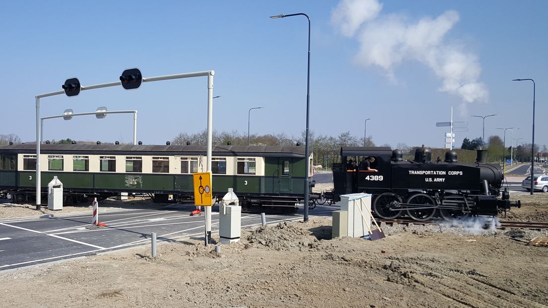 Stoomtrein test nieuwe spoorwegovergang