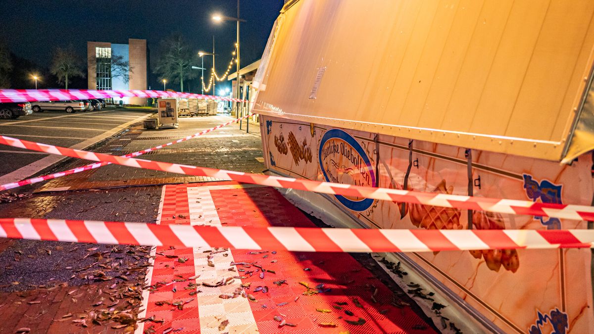 Oliebollenkraam Dokkum weer open na schade door aanrijding