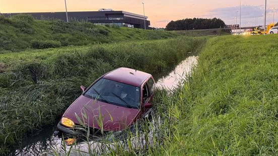 Auto belandt in sloot naast A50