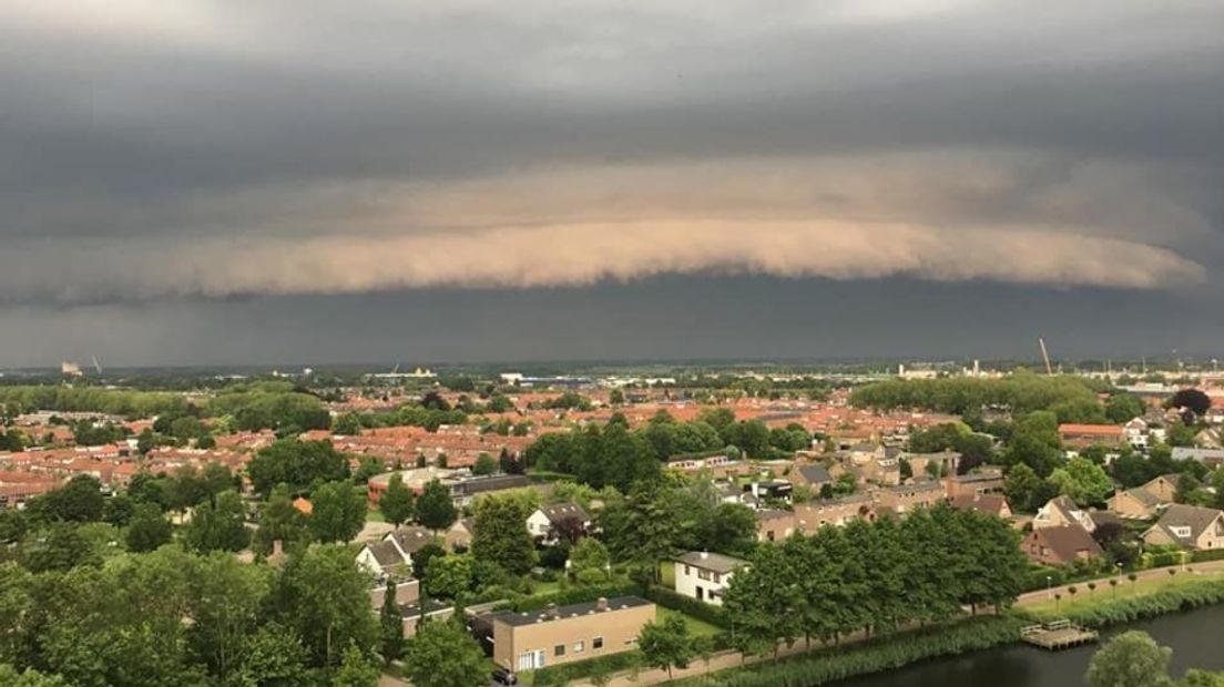 Een dreigende wolk vanmorgen boven Terneuzen