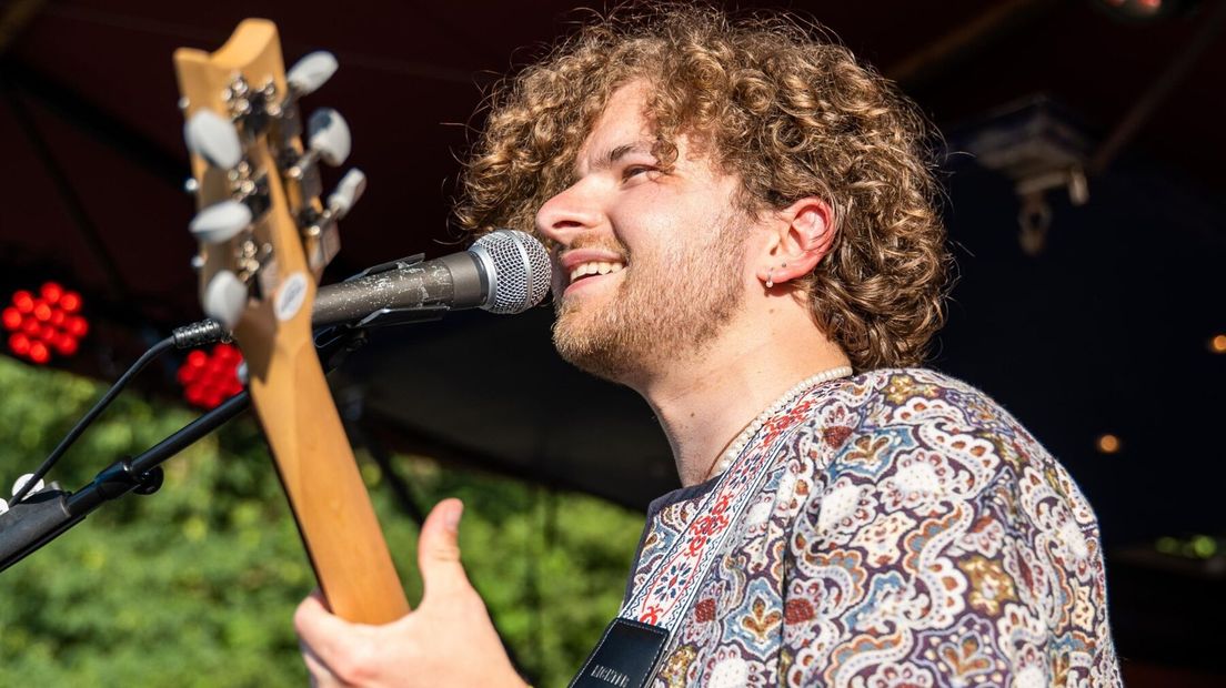 Haitze F. De Vries doet mee met het nummer 'Thús'