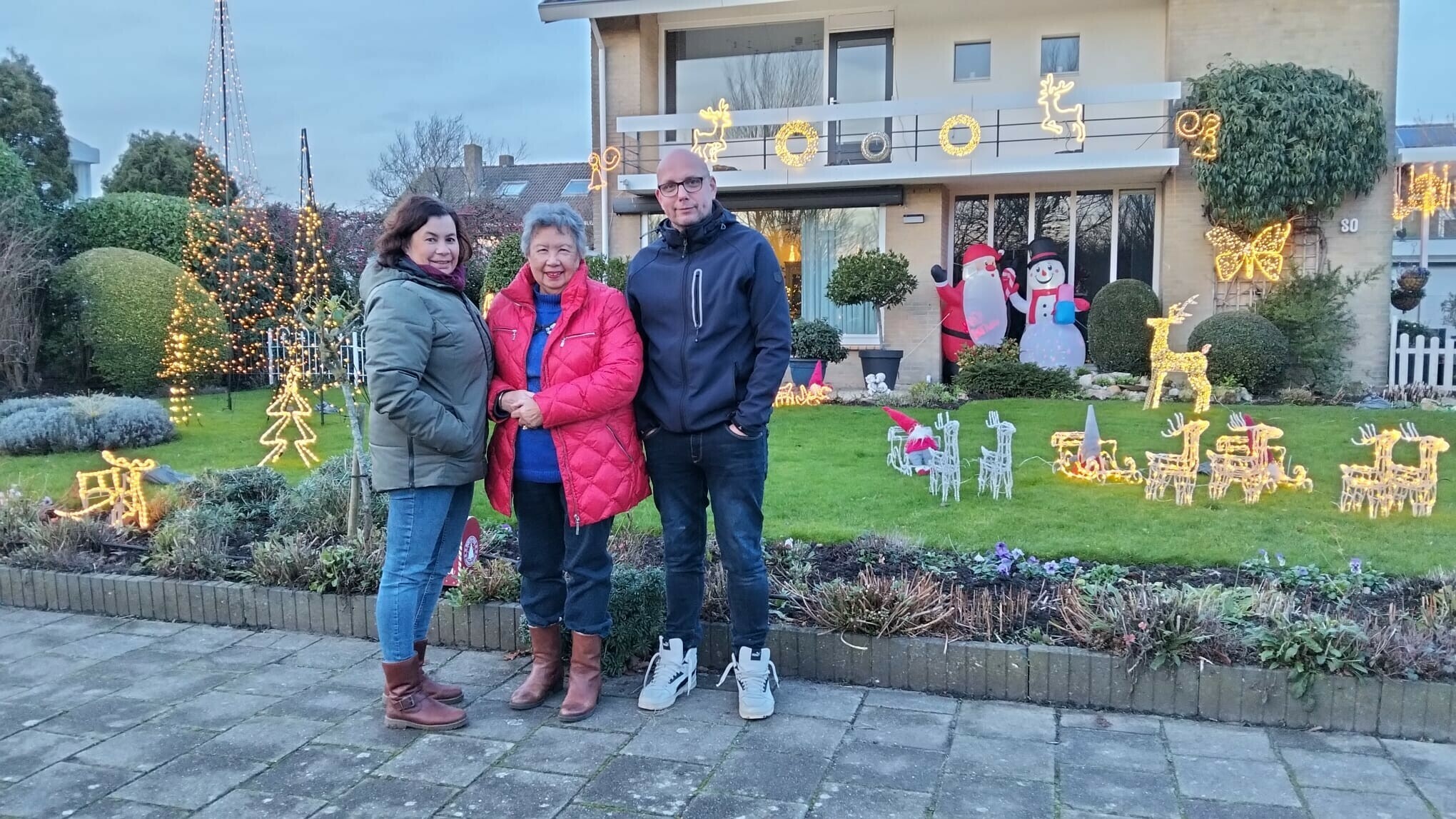Cora (83) is aan huis gebonden en maakt van haar huis een kerstparadijs voor de buurt