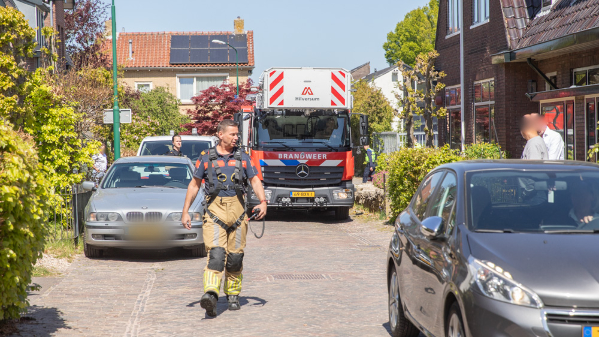 Brandweer komt maar moeilijk bij brandje | Botsing fatbike en scooter.