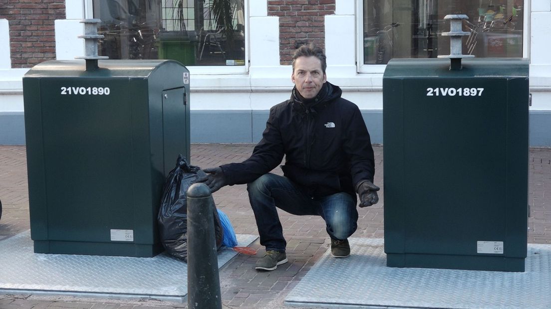 Roger de Kok bij de afvalcontainers