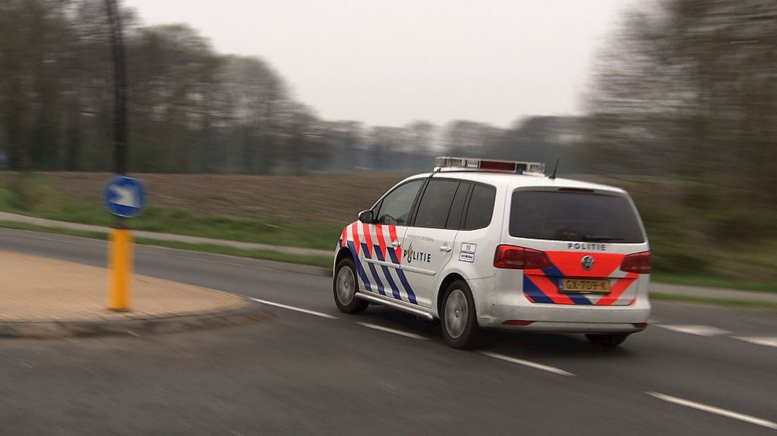 Verkeersbord gegooid naar auto in Heino