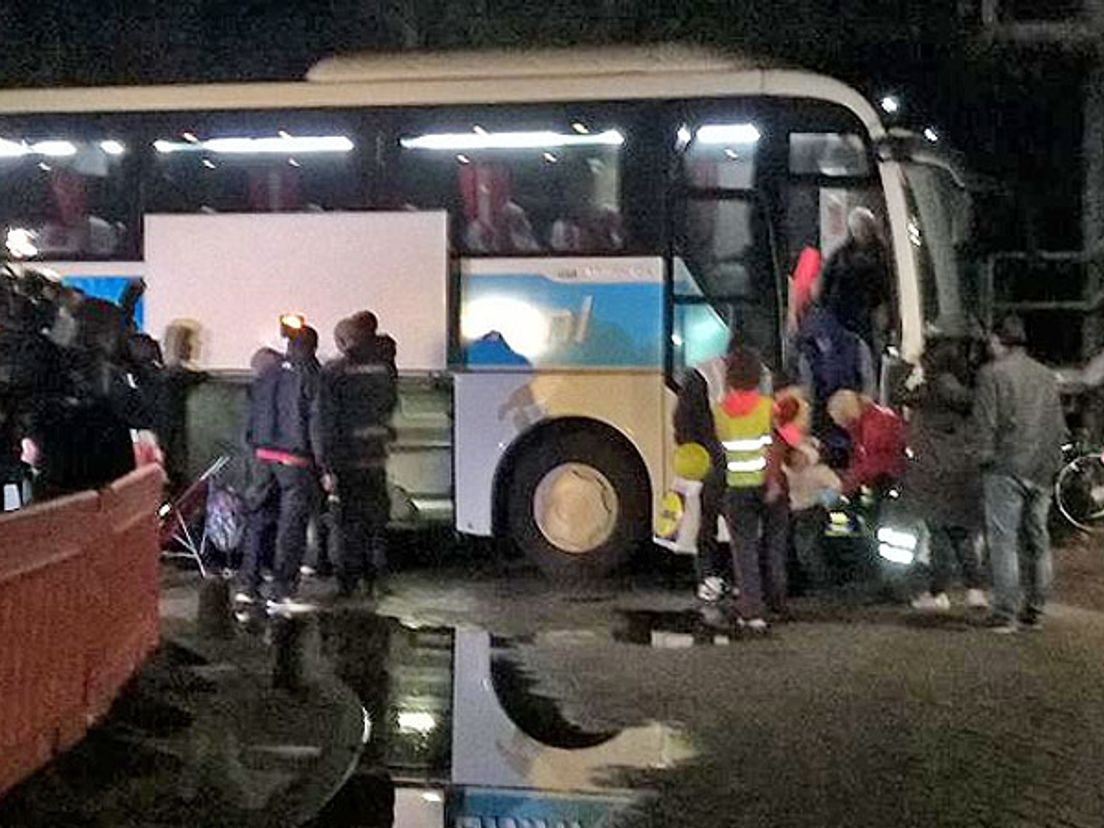 De eerste bus met vluchtelingen komt aan in Rotterdam