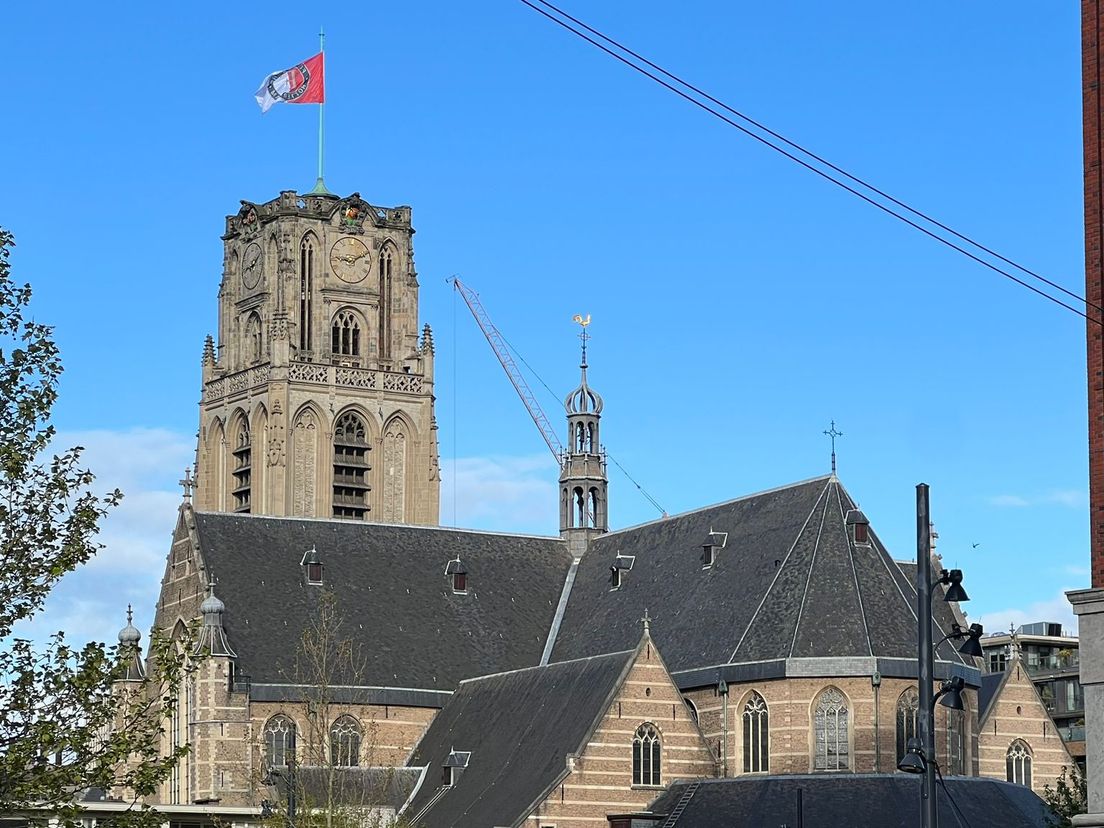 Op de Laurenskerk wappert trots de vlag van Feyenoord.