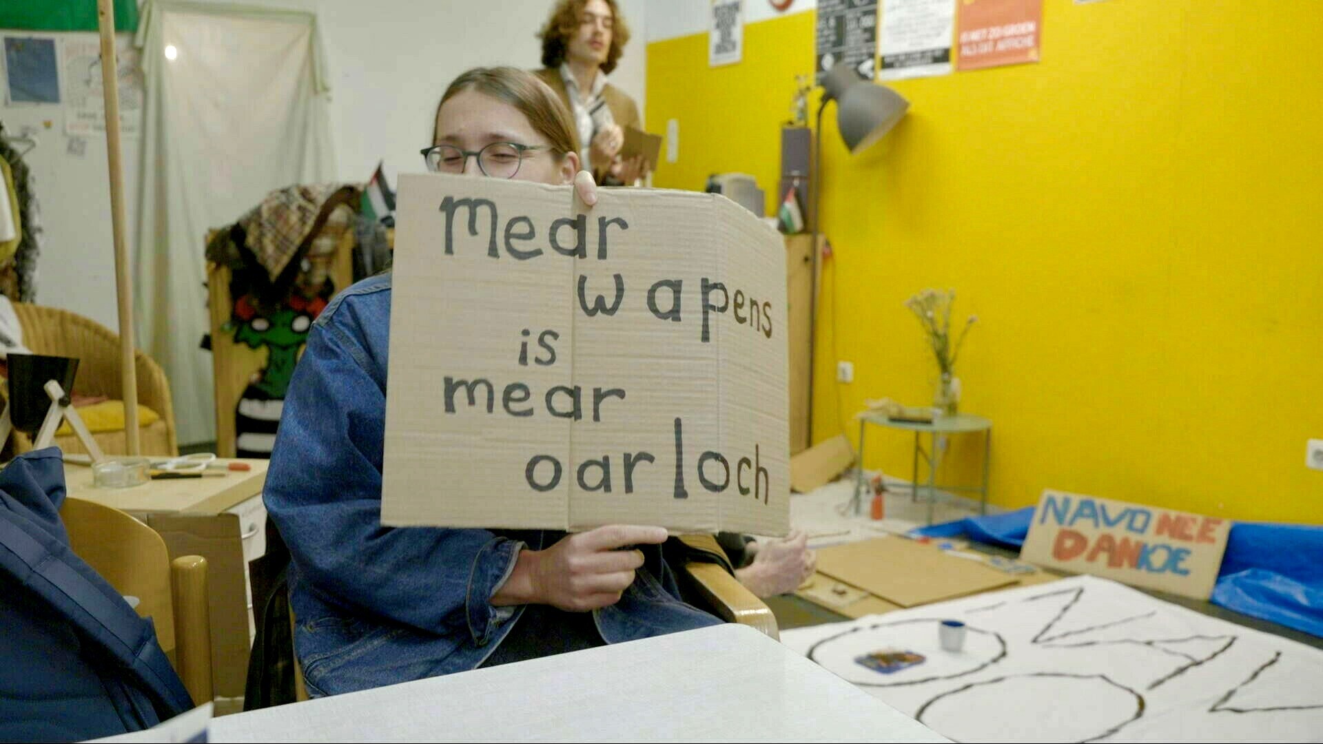 Jongeren maken protestborden