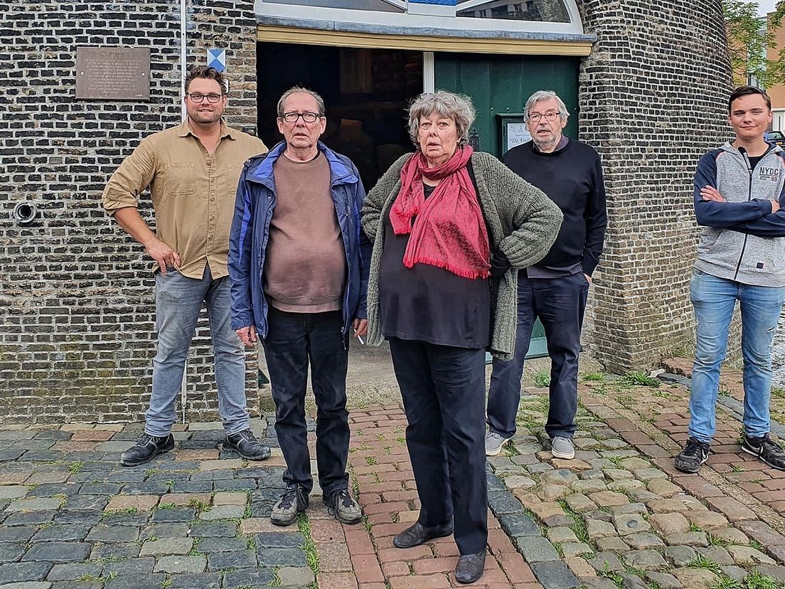 Molenaar Theo de Rooij, Vincent, Sis en Maarten van Rossem en molenaarsleerling Bastiaan (v.l.n.r.)