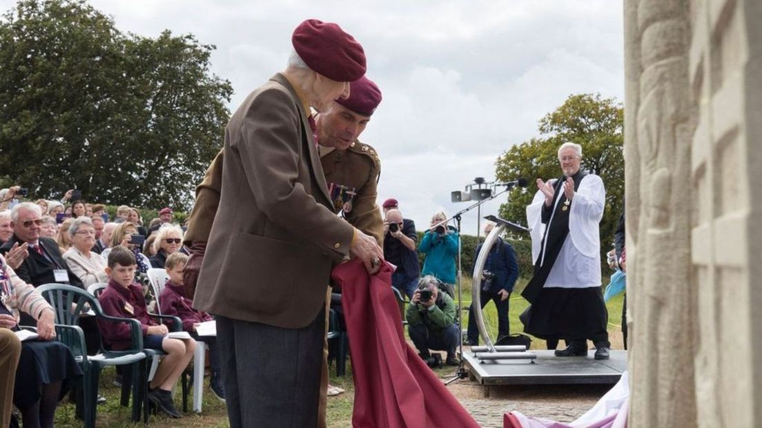 Deane bij de onthulling van het monument.