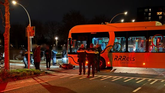 Scooterrijdster gewond bij aanrijding lijnbus | Fietsers botsen op elkaar in Deventer. Scooterrijdster gewond bij aanrijding lijnbus | Fietsers botsen op elkaar in Deventer.