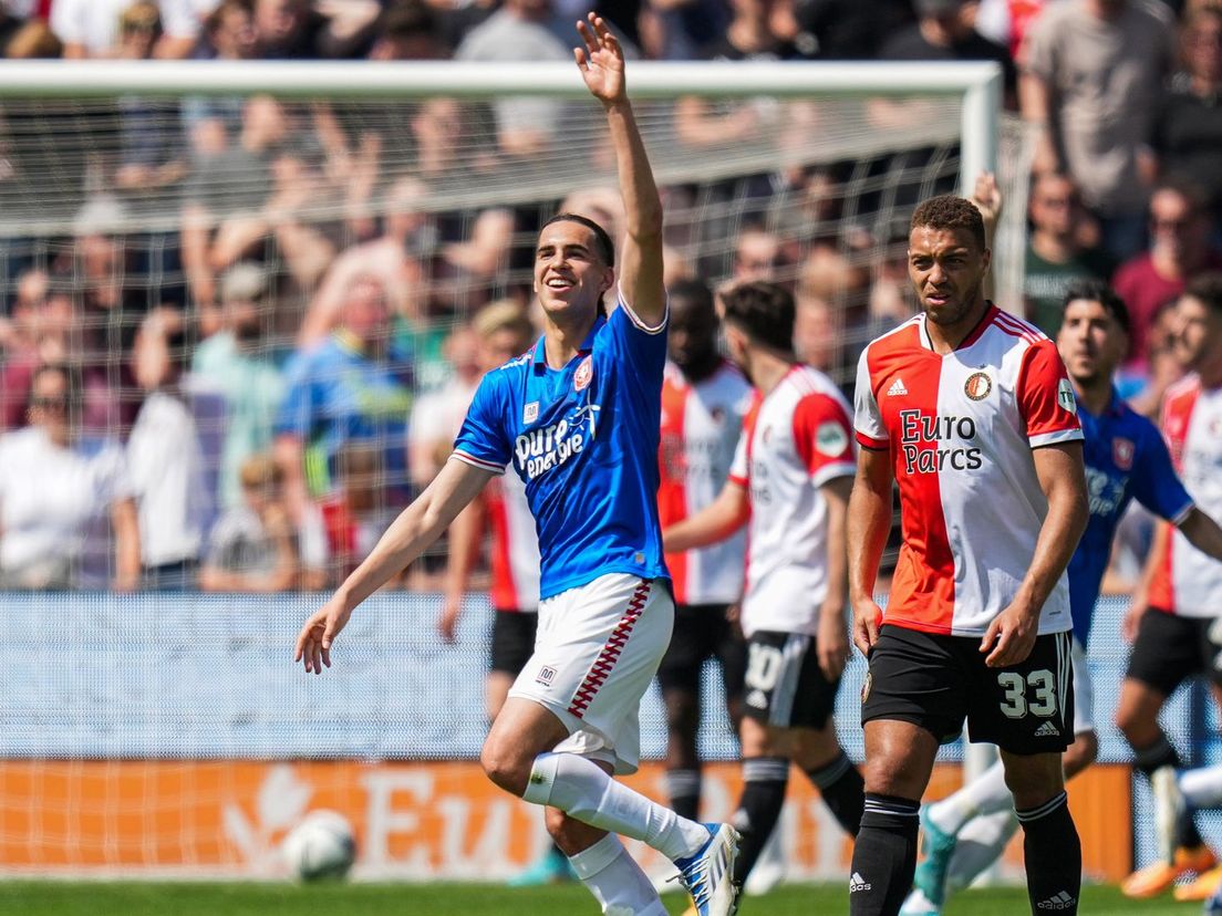 FC Twente viert de 0-1, Cyriel Dessers baalt