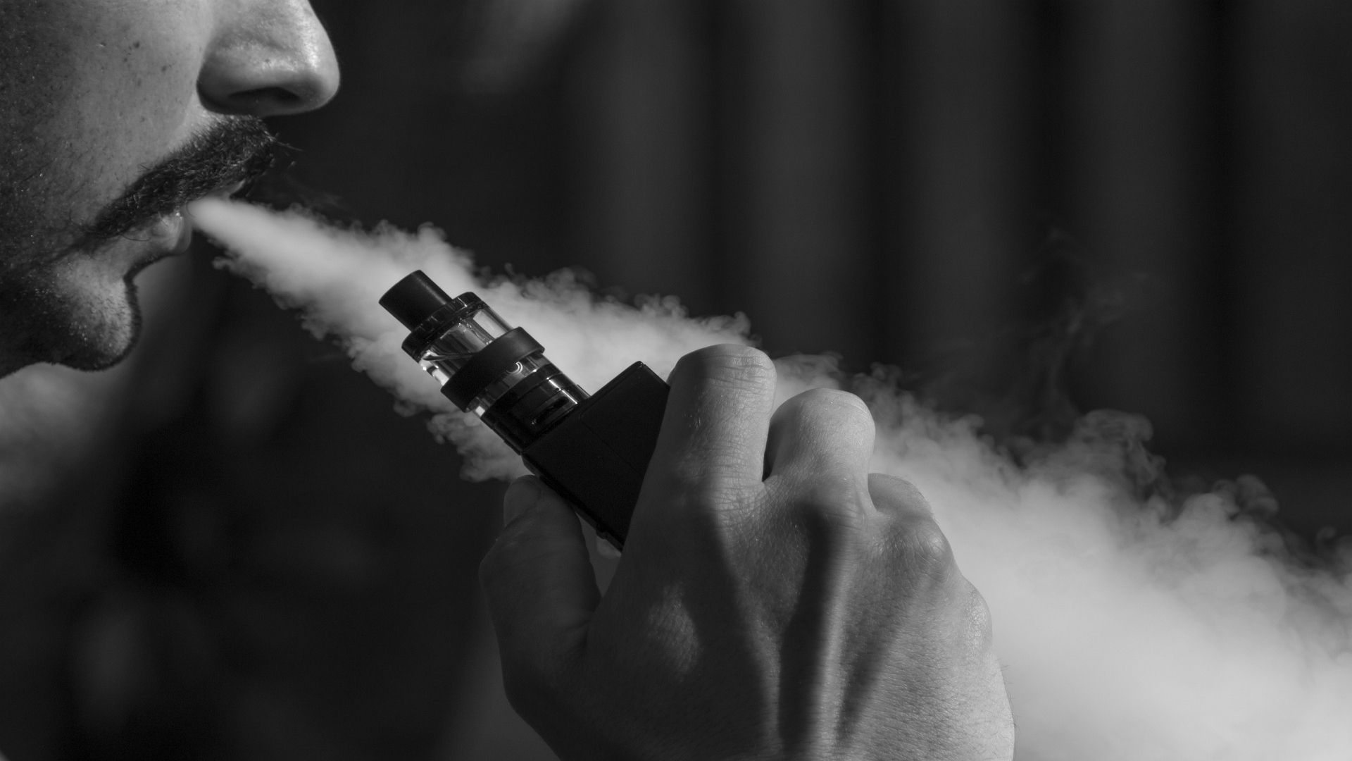 vape snaps Na oproep tot wereldwijd verbod: hoe schadelijk zijn vapes met  'snoepsmaakjes' écht voor je gezondheid? | Nieuws