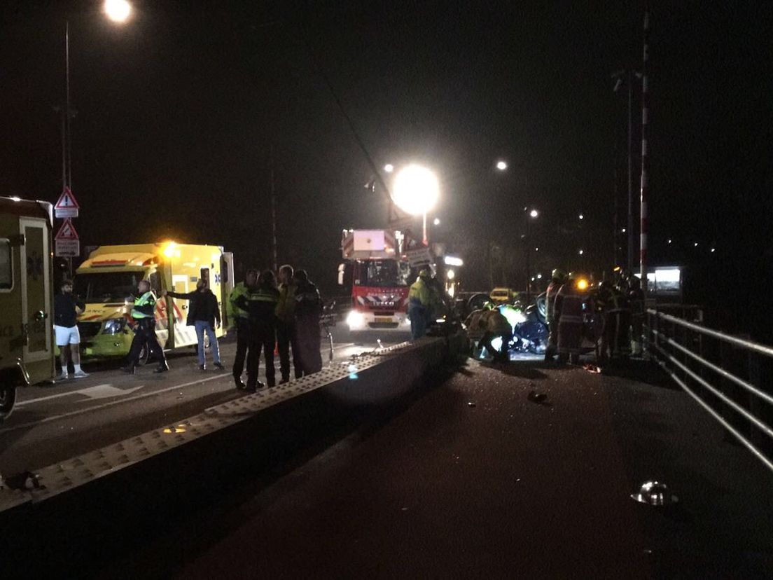 Auto schiet over roadblock op Prins Hendrikbrug (Foto ZHZActueel)