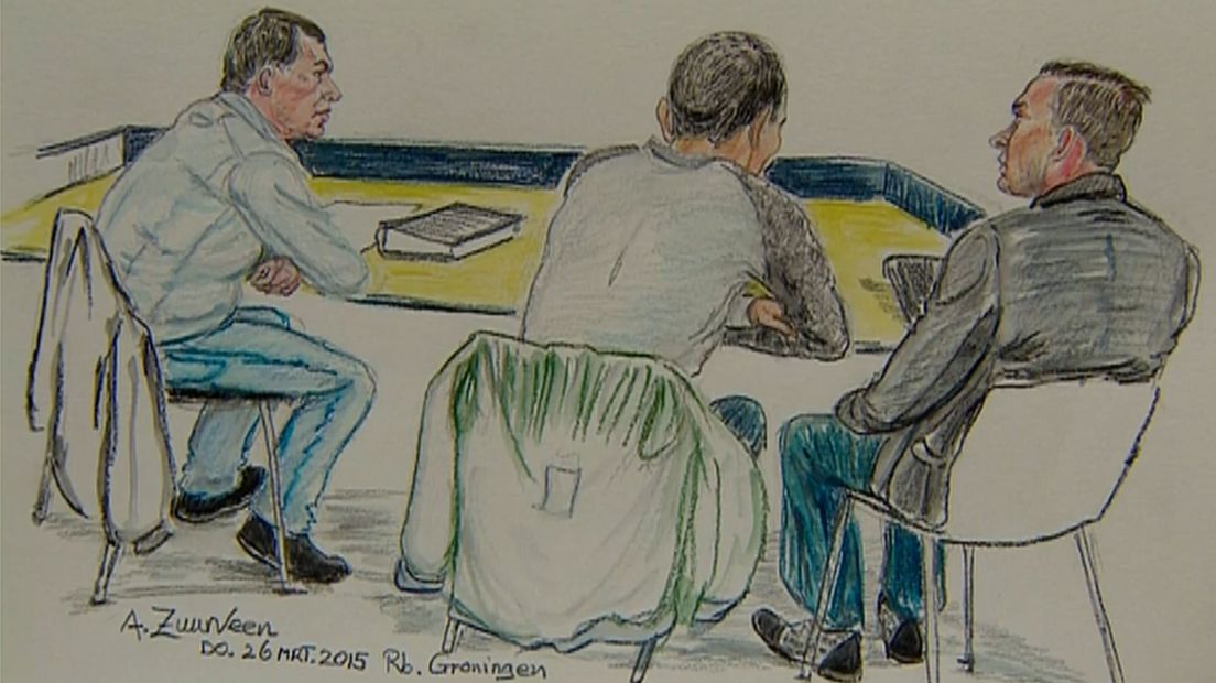 Roeslan F. met zijn medeverdachten bij de rechtszaak in eerste aanleg bij de rechtbank in Assen (tekening: Annet Zuurveen)