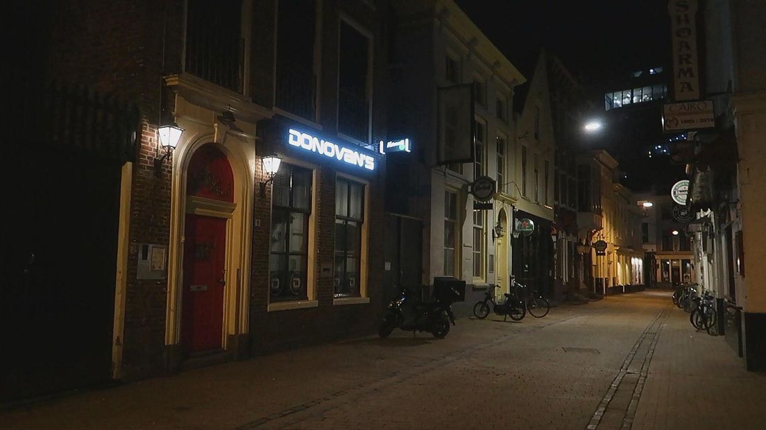 Het is stil op straat in de stad Groningen tijdens de avondklok