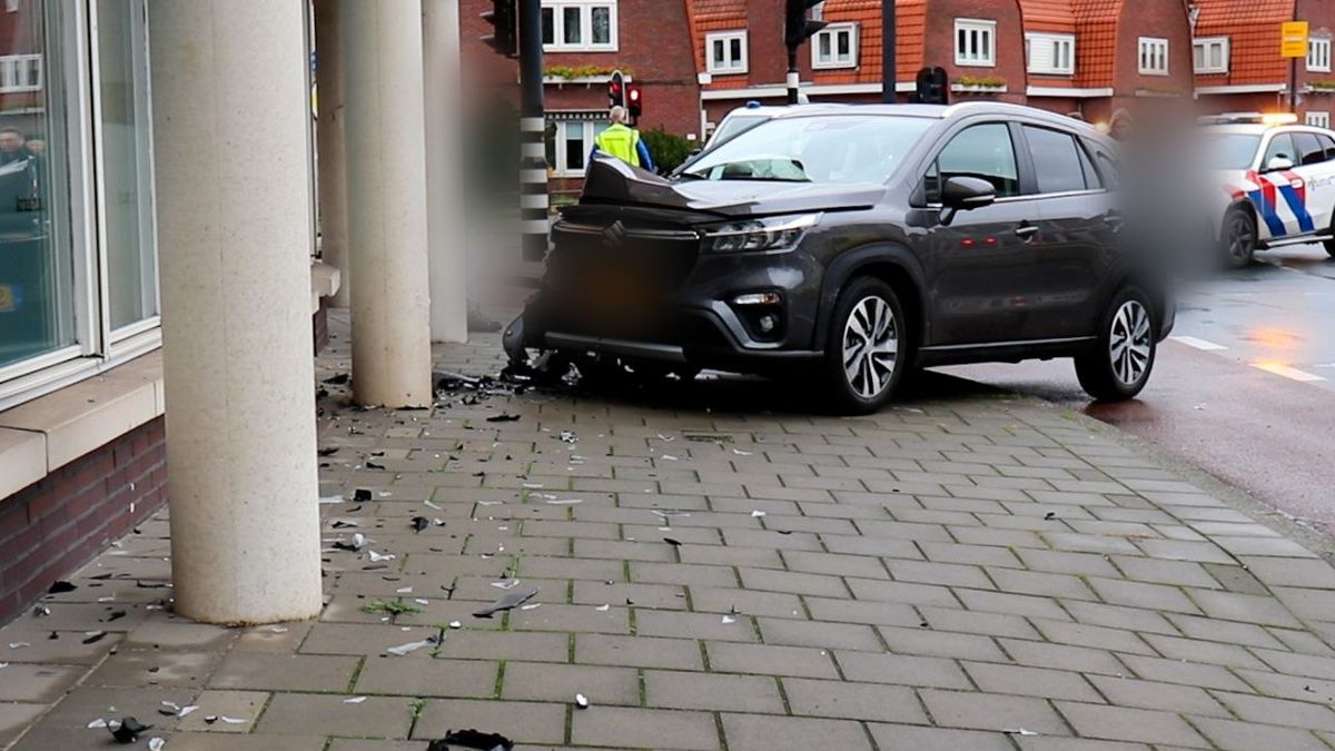 112 Nieuws: Auto botst tegen pilaar Enschede | Gewonde bij aanrijding Willemsoord