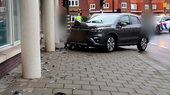 Auto botst tegen pilaar Enschede | Gewonde bij aanrijding Willemsoord. Auto botst tegen pilaar Enschede | Gewonde bij aanrijding Willemsoord.