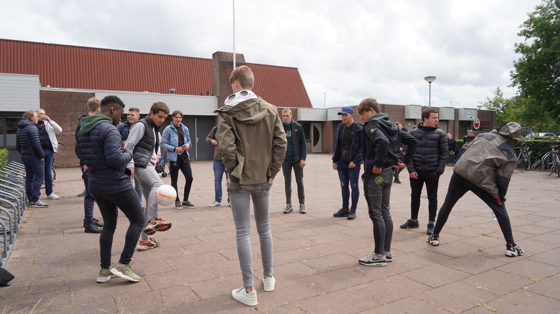 Voetballende jongeren zijn aanwezig bij de aftrap van de cultuurkeet