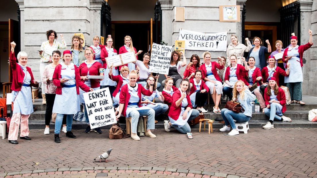 Tientallen verloskundigen voerden vanmiddag actie bij het stadhuis in Utrecht.