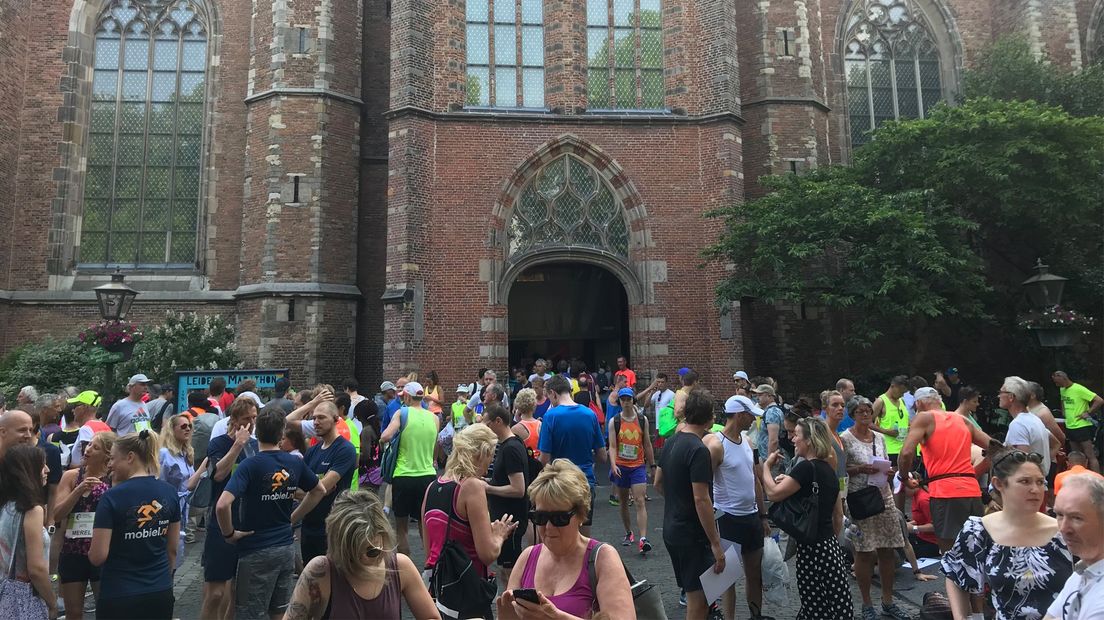 De atleten van vandaag verzamelen zich voor de Pieterskerk in Leiden