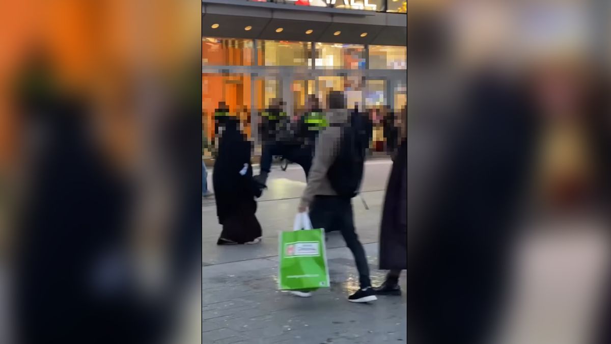 Agent trapt vrouw, politie onderzoekt beelden