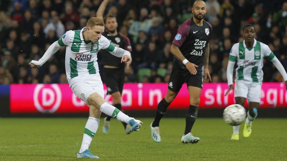 Romano Postema haalt uit in een eerder duel tegen FC Utrecht