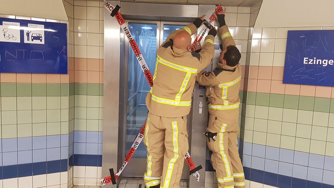 Uit voorzorg heeft de brandweer beide liften op het station afgesloten (Rechten: Persbureau Meter)