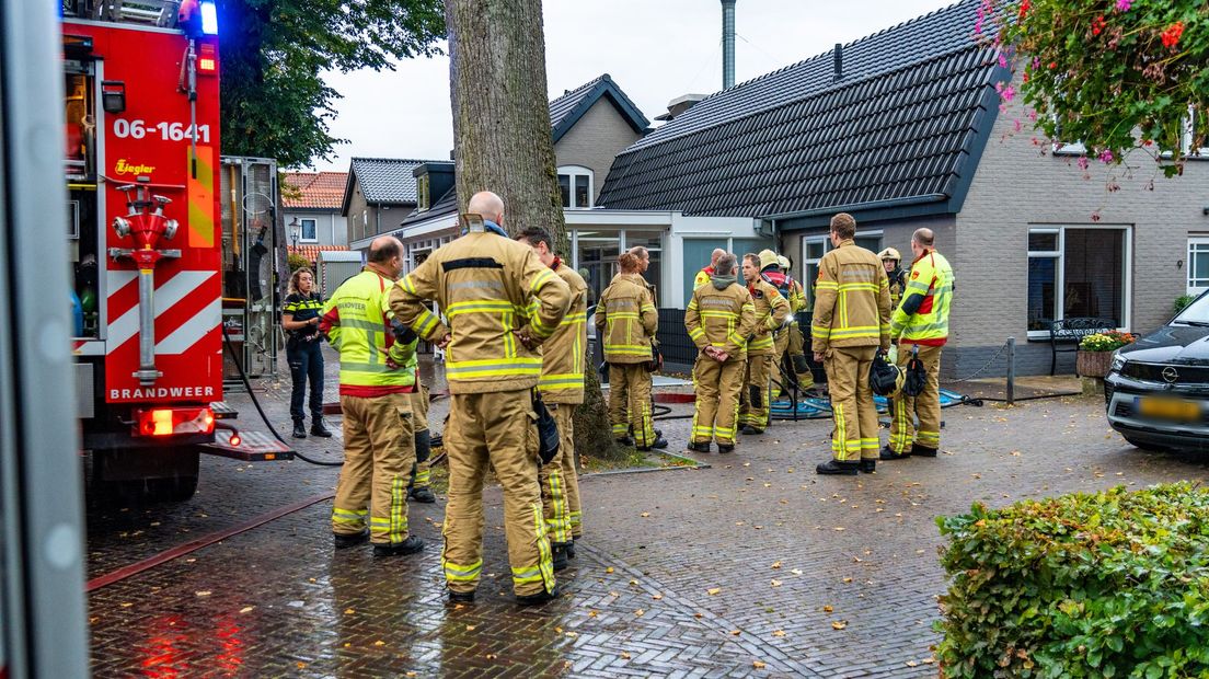 Brandweerlieden in Nunspeet bij een woningbrand.
