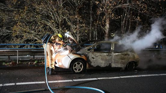 Auto verwoest door brand op A50