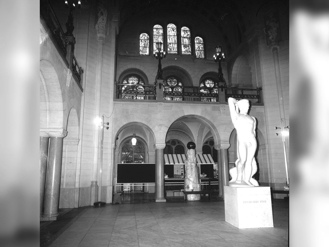 het beeld 'Sterker door strijd' in de hal van het stadhuis van Rotterdam