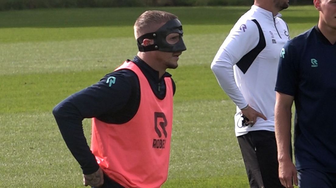Alexander Büttner speelt nog altijd met een masker