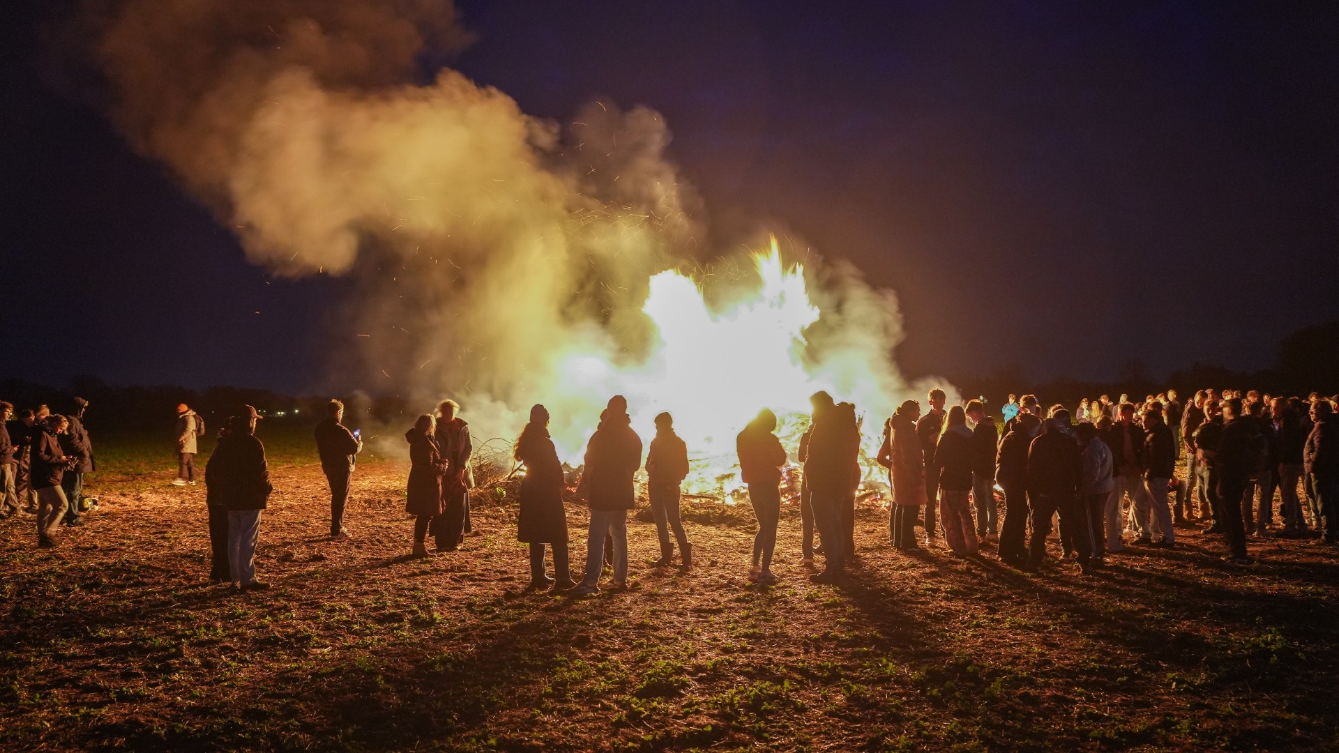 Kijk terug: paasvuren door de hele provincie, opnieuw debuut voor Visvliet