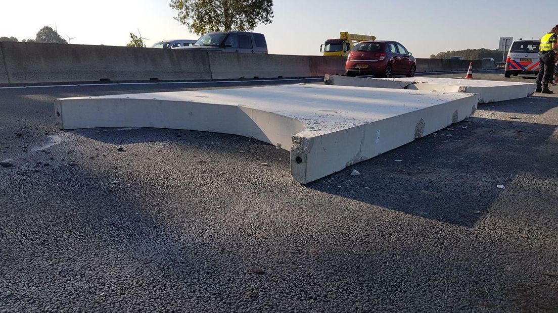 Er liggen betonplaten op de A28 (Rechten: Henry Wallinga/HW-Fotografie)