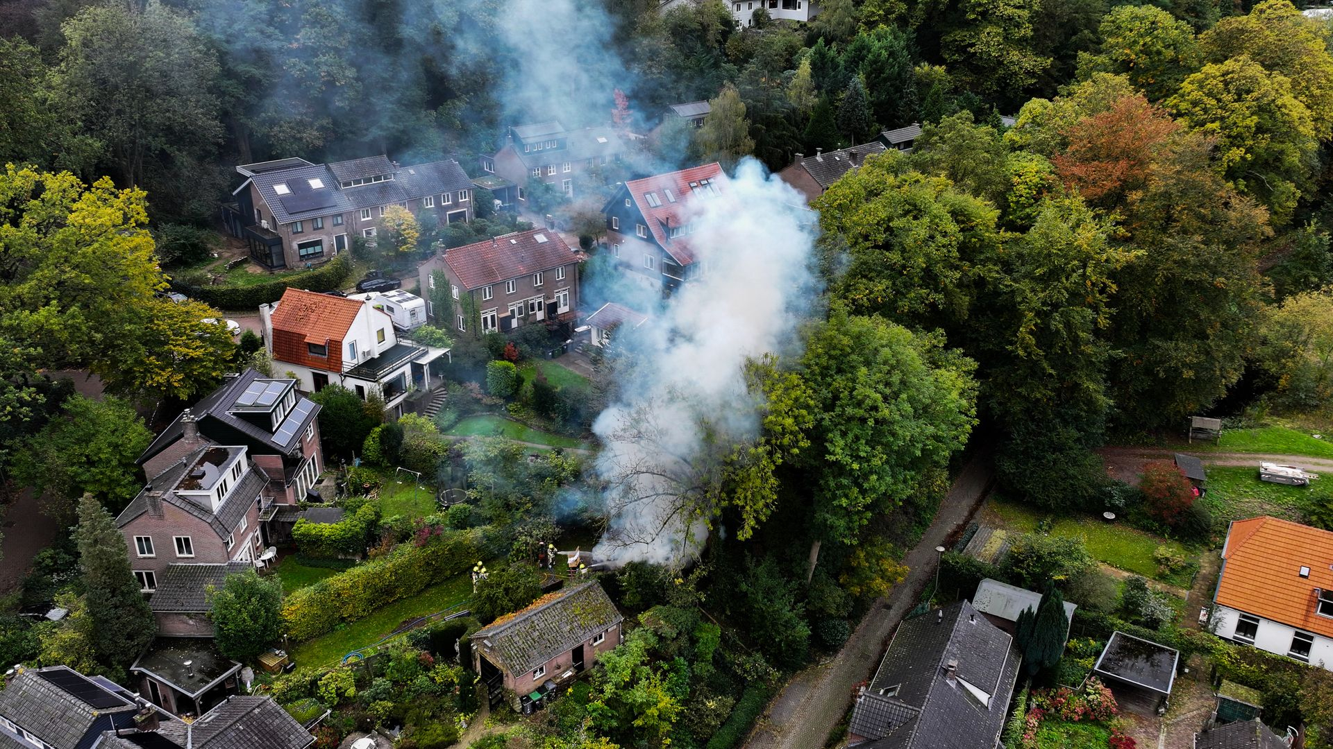 Bestuurder blust autobrand • persoon te water