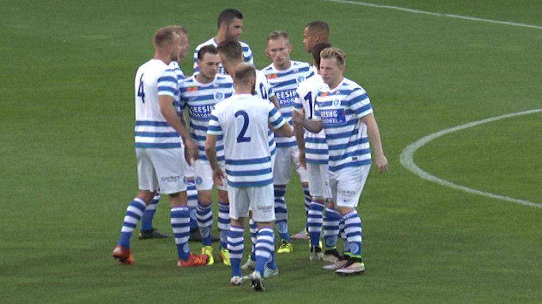 De Graafschap haakt voorlopig af voor de kopposities in de eerste divisie na een 2-0 nederlaag thuis tegen VVV.