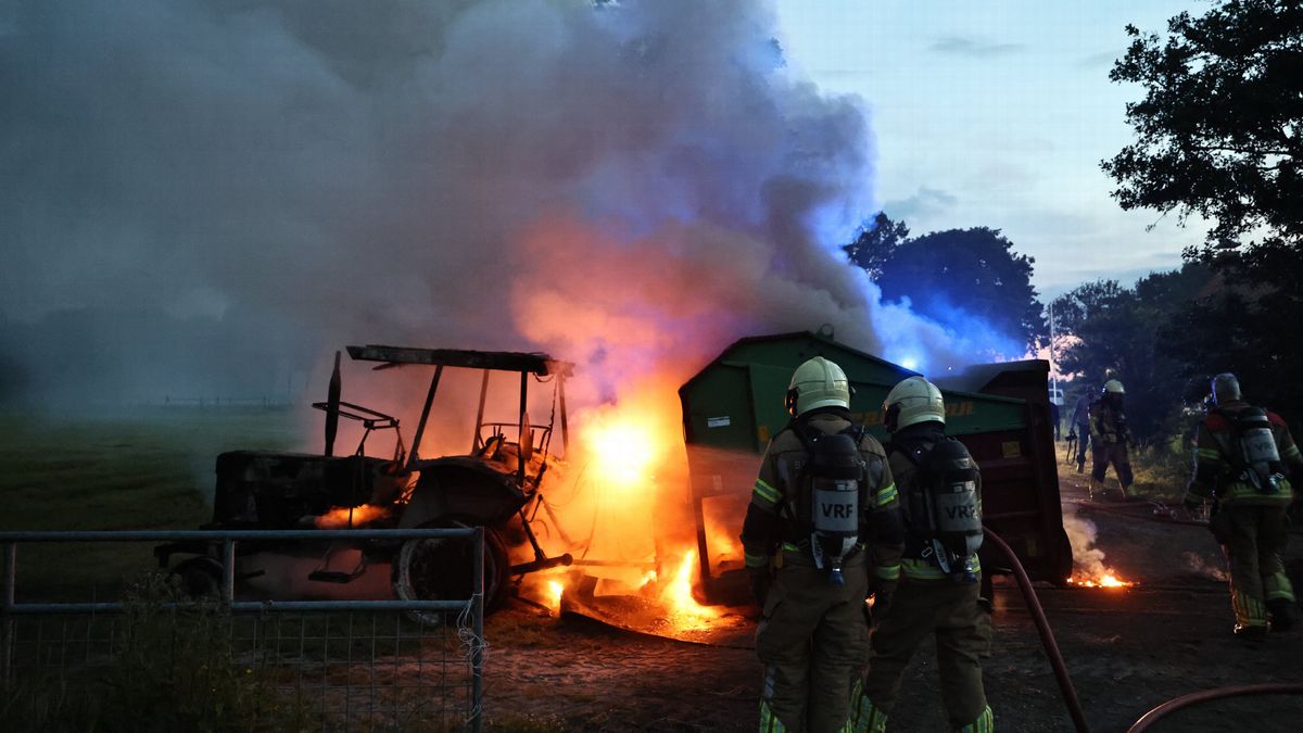 Boer in Drachten trekt brandende trekker naar buiten en voorkomt schuurbrand